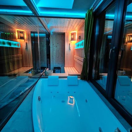 Smart Luxury Penthouse Suites - Private Sauna, Hot-Tub, Home Cinema At The Best Location In スコピエ エクステリア 写真