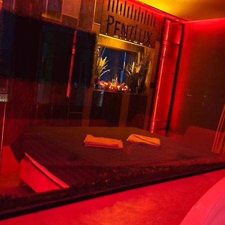 Smart Luxury Penthouse Suites - Private Sauna, Hot-Tub, Home Cinema At The Best Location In スコピエ エクステリア 写真