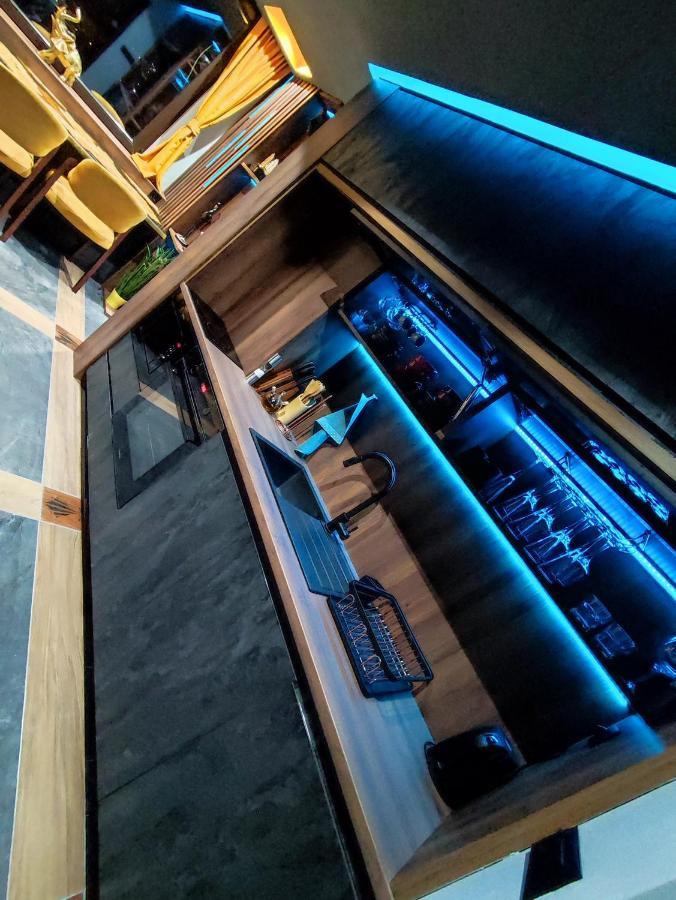Smart Luxury Penthouse Suites - Private Sauna, Hot-Tub, Home Cinema At The Best Location In スコピエ エクステリア 写真