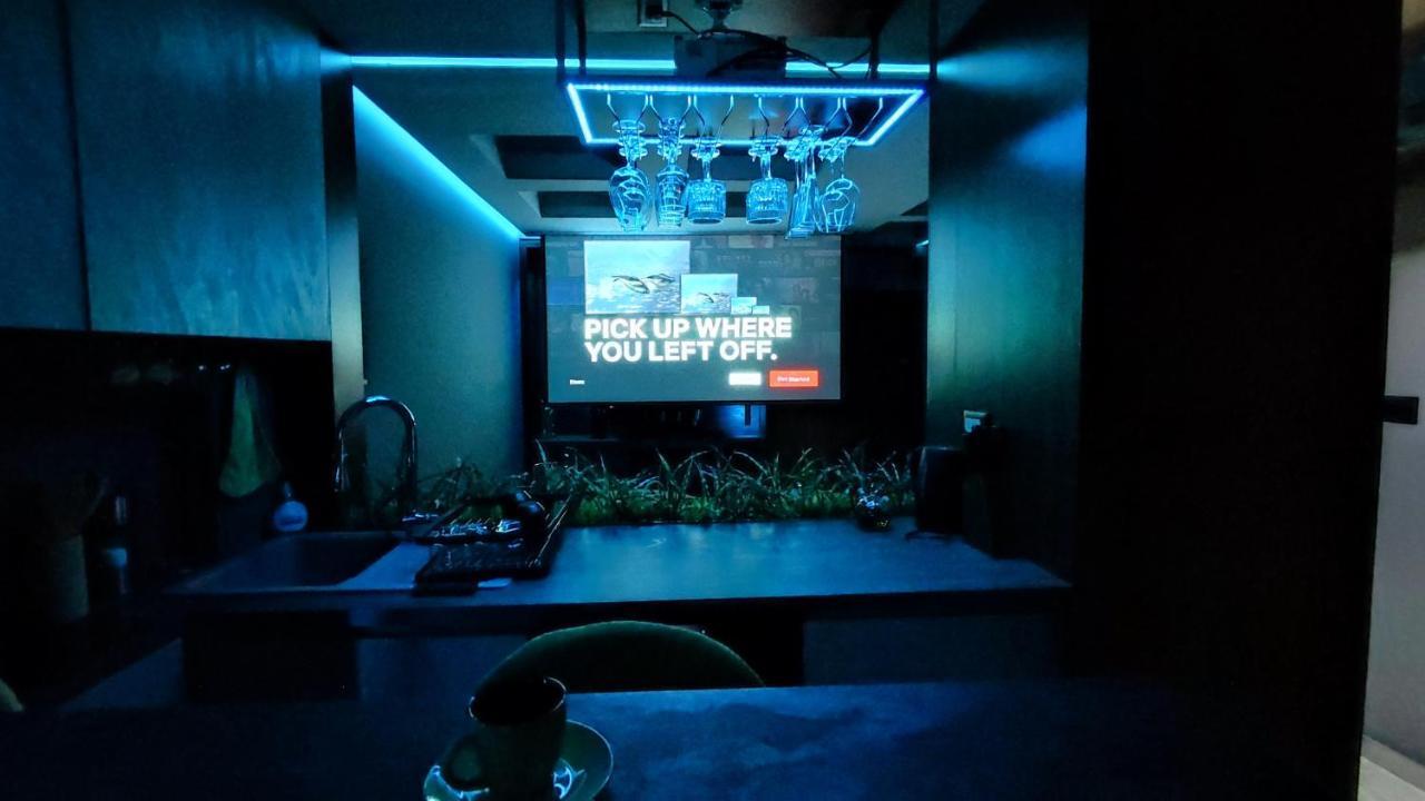 Smart Luxury Penthouse Suites - Private Sauna, Hot-Tub, Home Cinema At The Best Location In スコピエ エクステリア 写真