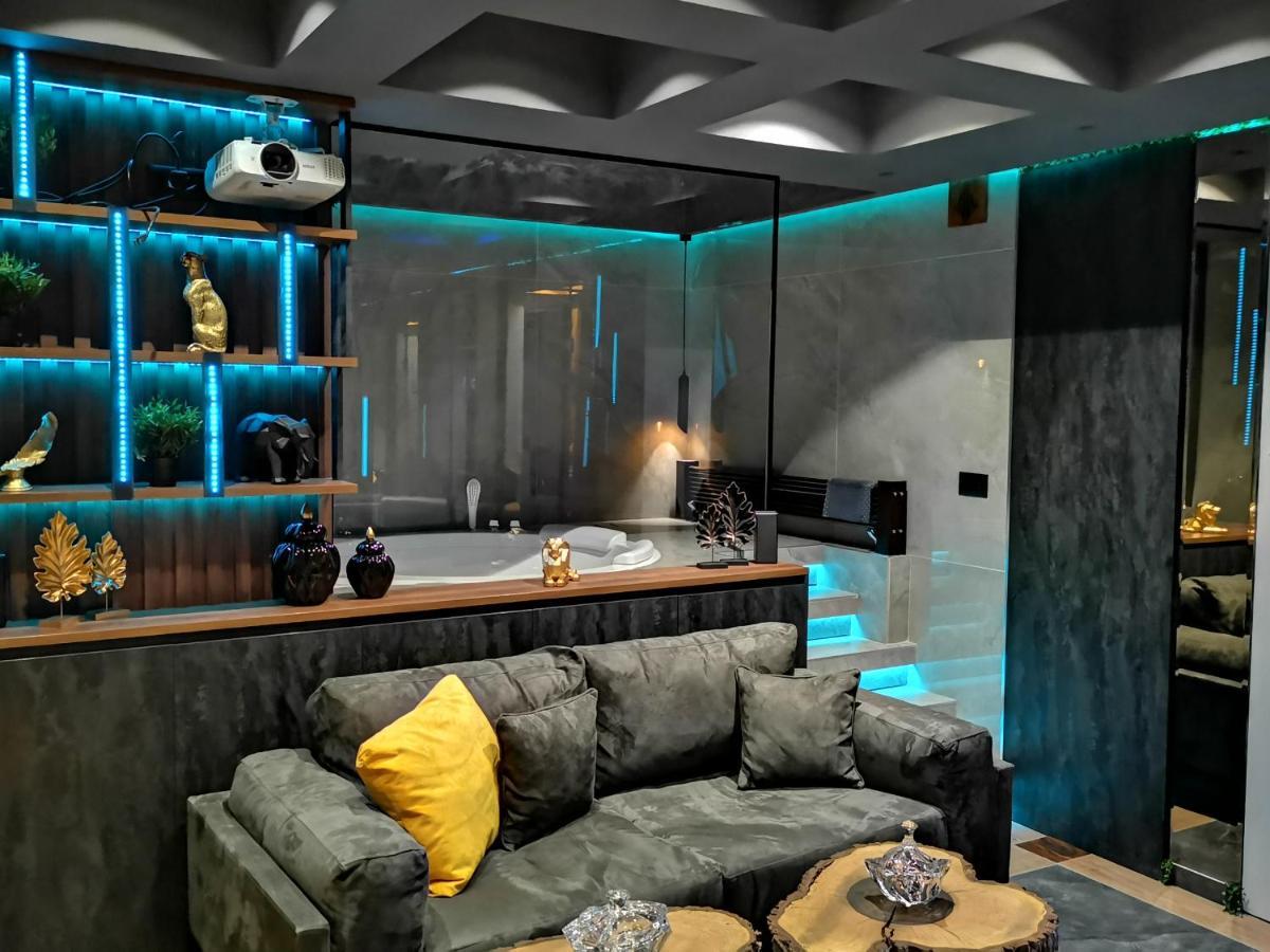 Smart Luxury Penthouse Suites - Private Sauna, Hot-Tub, Home Cinema At The Best Location In スコピエ エクステリア 写真