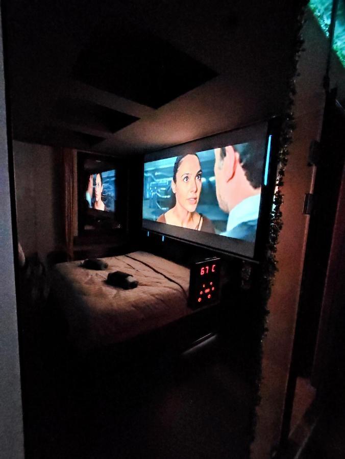 Smart Luxury Penthouse Suites - Private Sauna, Hot-Tub, Home Cinema At The Best Location In スコピエ エクステリア 写真