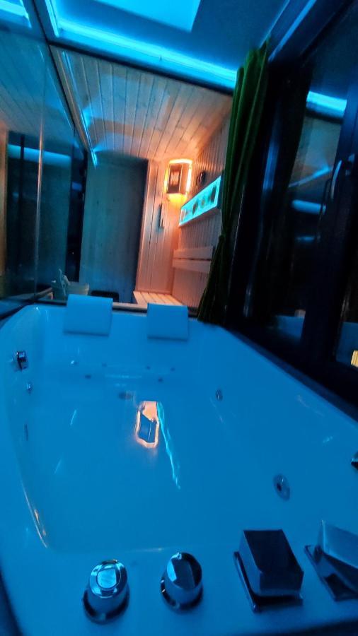 Smart Luxury Penthouse Suites - Private Sauna, Hot-Tub, Home Cinema At The Best Location In スコピエ エクステリア 写真