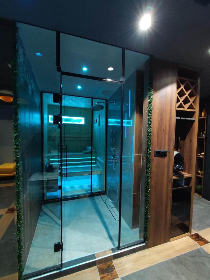 Smart Luxury Penthouse Suites - Private Sauna, Hot-Tub, Home Cinema At The Best Location In スコピエ エクステリア 写真
