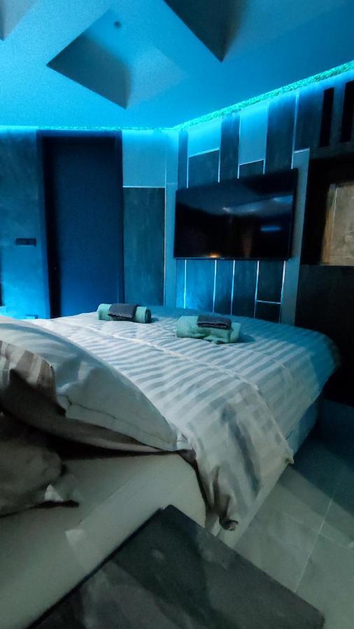 Smart Luxury Penthouse Suites - Private Sauna, Hot-Tub, Home Cinema At The Best Location In スコピエ エクステリア 写真