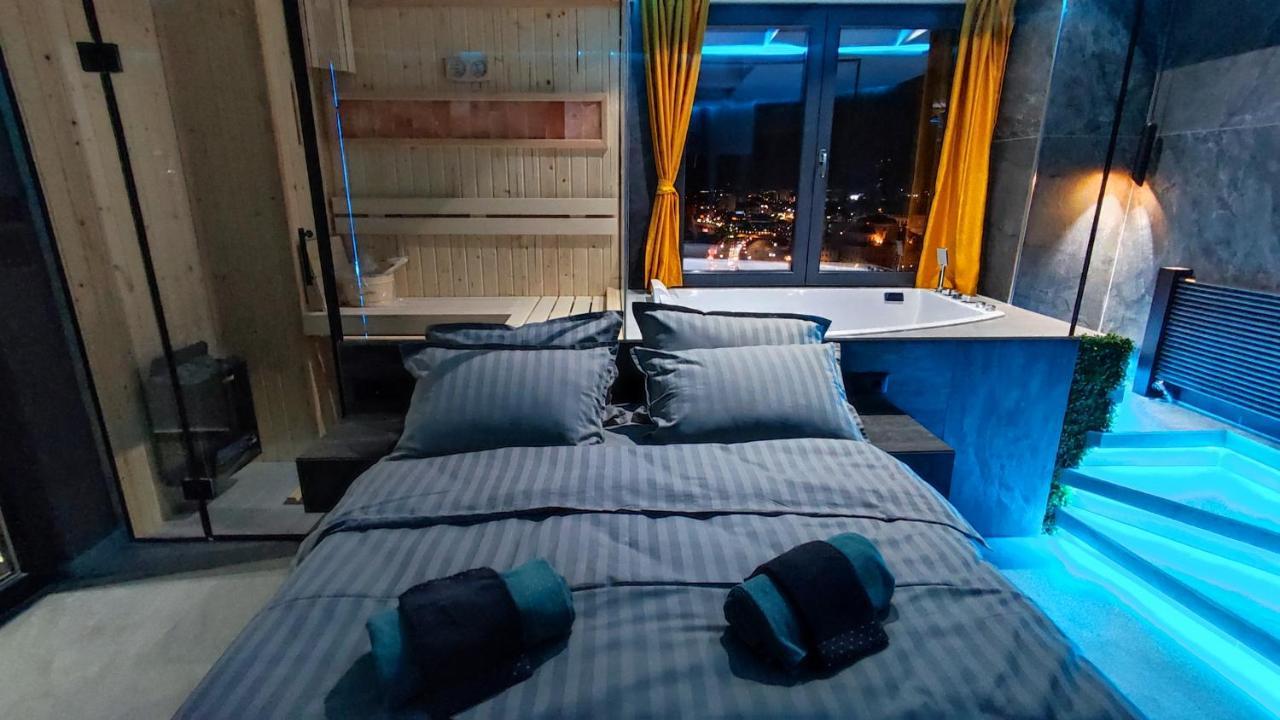 Smart Luxury Penthouse Suites - Private Sauna, Hot-Tub, Home Cinema At The Best Location In スコピエ エクステリア 写真