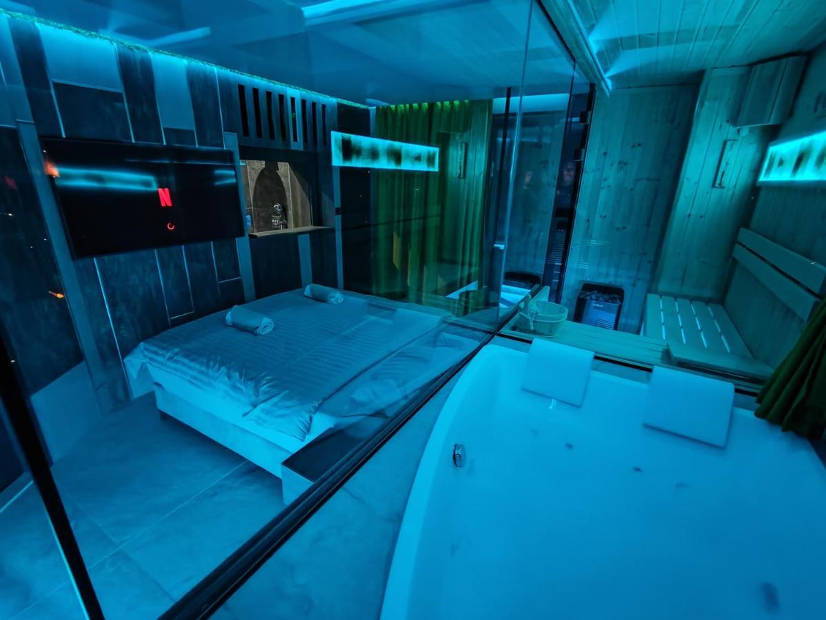 Smart Luxury Penthouse Suites - Private Sauna, Hot-Tub, Home Cinema At The Best Location In スコピエ エクステリア 写真