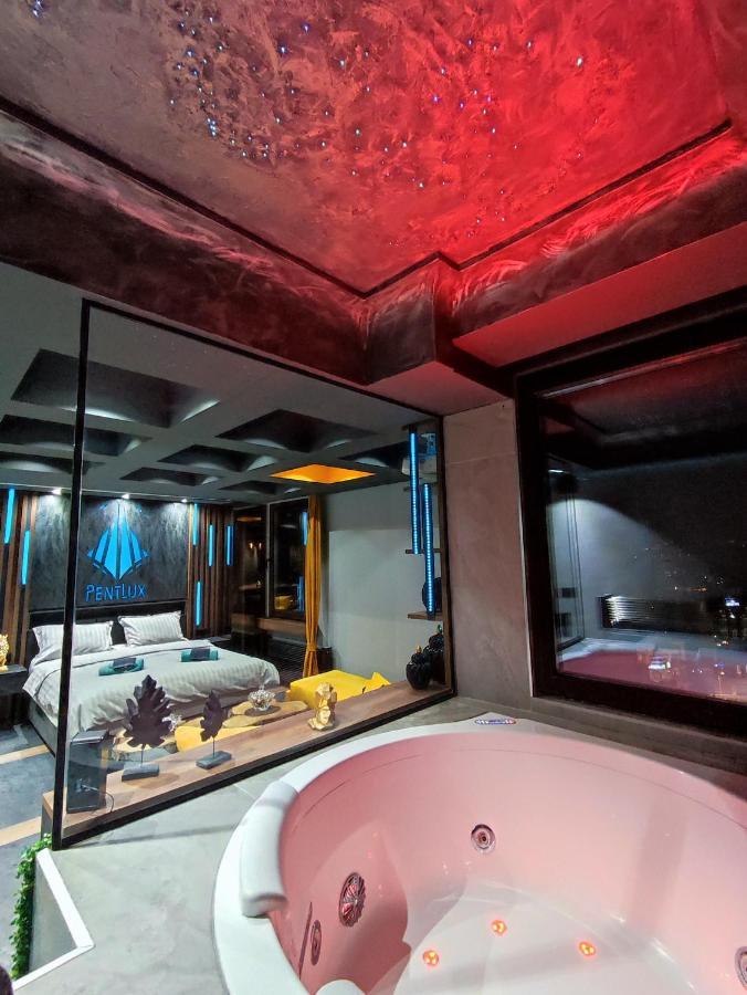 Smart Luxury Penthouse Suites - Private Sauna, Hot-Tub, Home Cinema At The Best Location In スコピエ エクステリア 写真