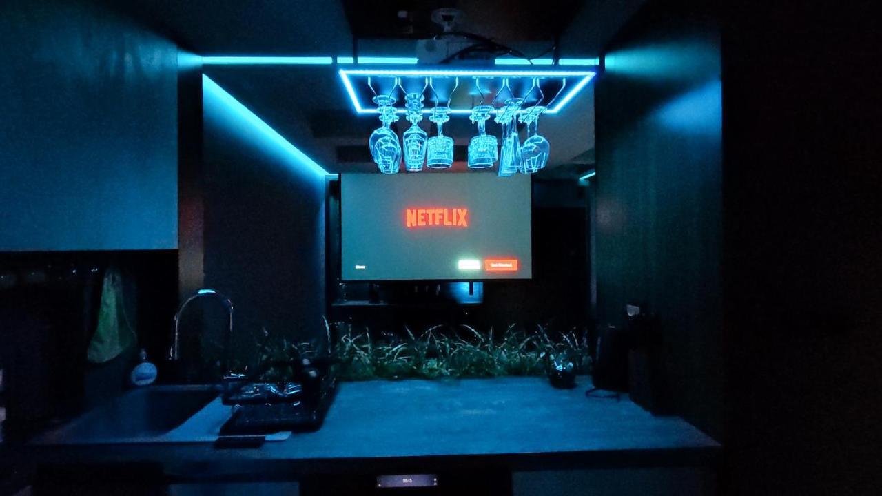 Smart Luxury Penthouse Suites - Private Sauna, Hot-Tub, Home Cinema At The Best Location In スコピエ エクステリア 写真