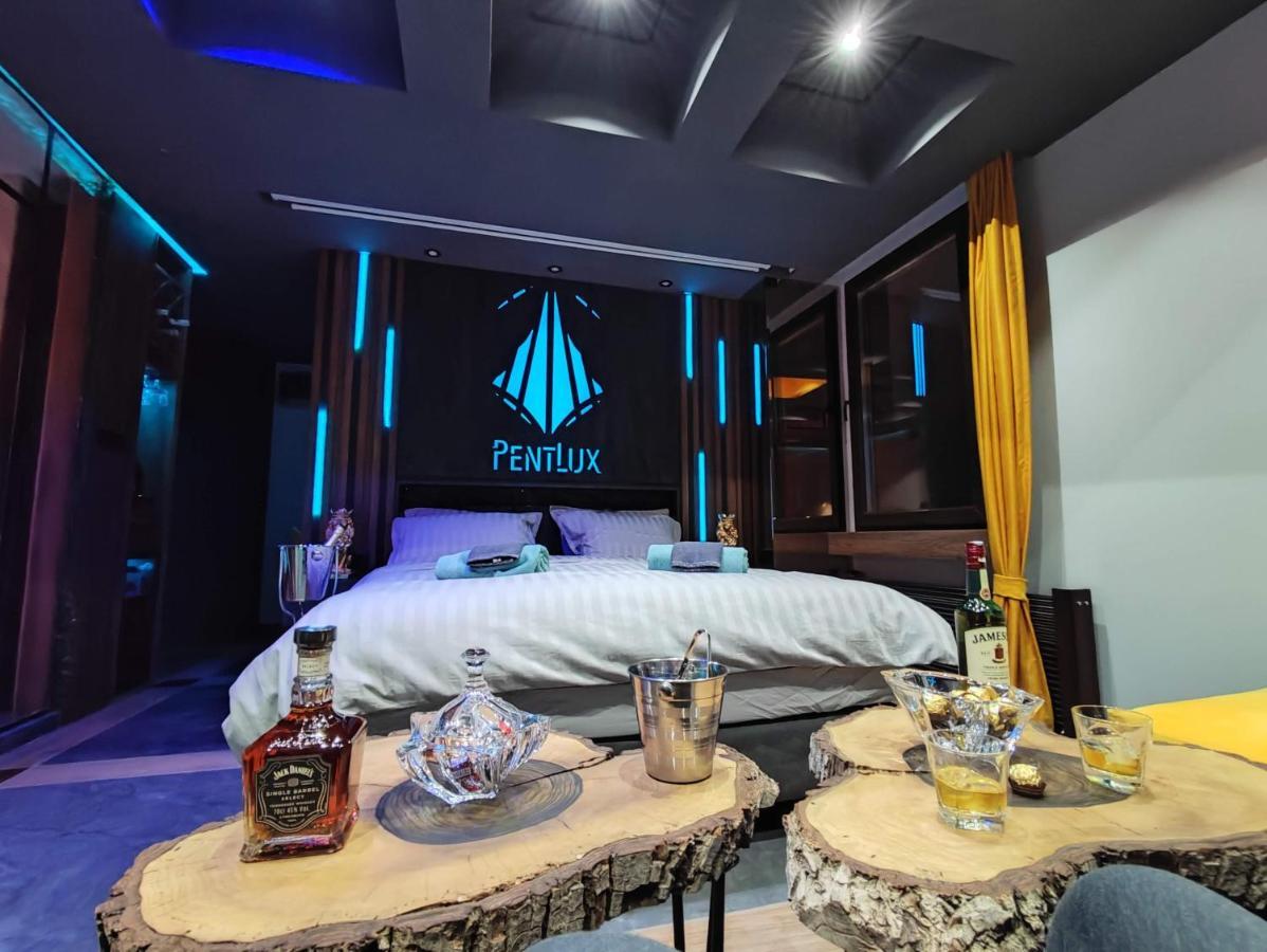 Smart Luxury Penthouse Suites - Private Sauna, Hot-Tub, Home Cinema At The Best Location In スコピエ エクステリア 写真