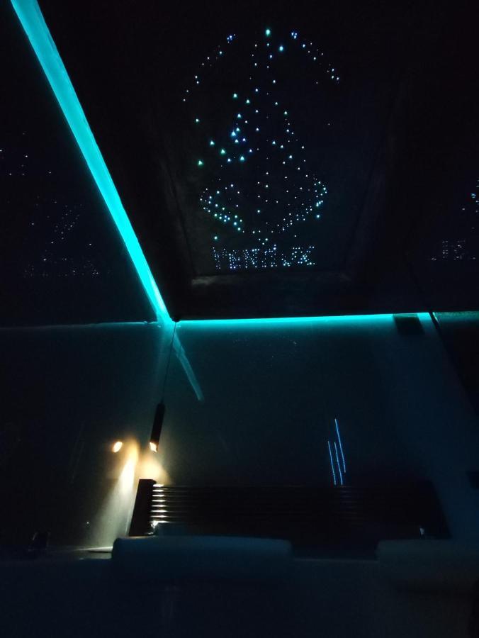 Smart Luxury Penthouse Suites - Private Sauna, Hot-Tub, Home Cinema At The Best Location In スコピエ エクステリア 写真