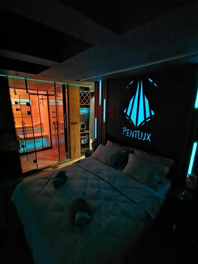 Smart Luxury Penthouse Suites - Private Sauna, Hot-Tub, Home Cinema At The Best Location In スコピエ エクステリア 写真