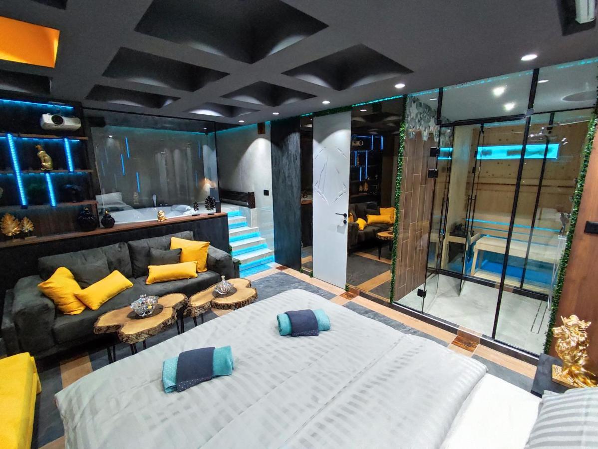 Smart Luxury Penthouse Suites - Private Sauna, Hot-Tub, Home Cinema At The Best Location In スコピエ エクステリア 写真