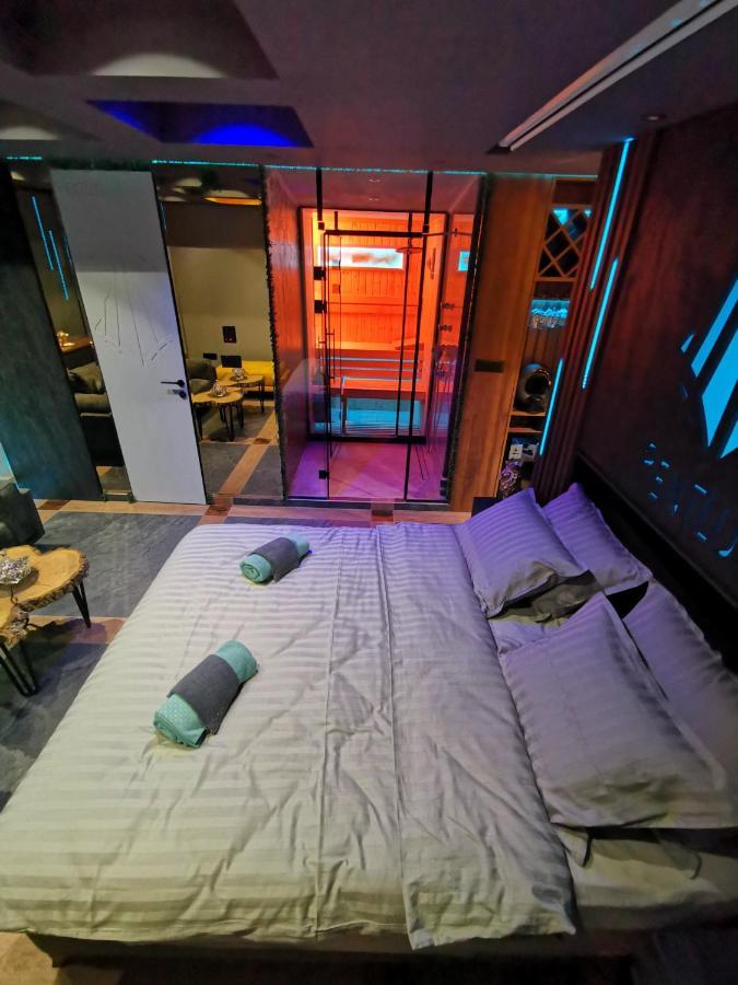 Smart Luxury Penthouse Suites - Private Sauna, Hot-Tub, Home Cinema At The Best Location In スコピエ エクステリア 写真