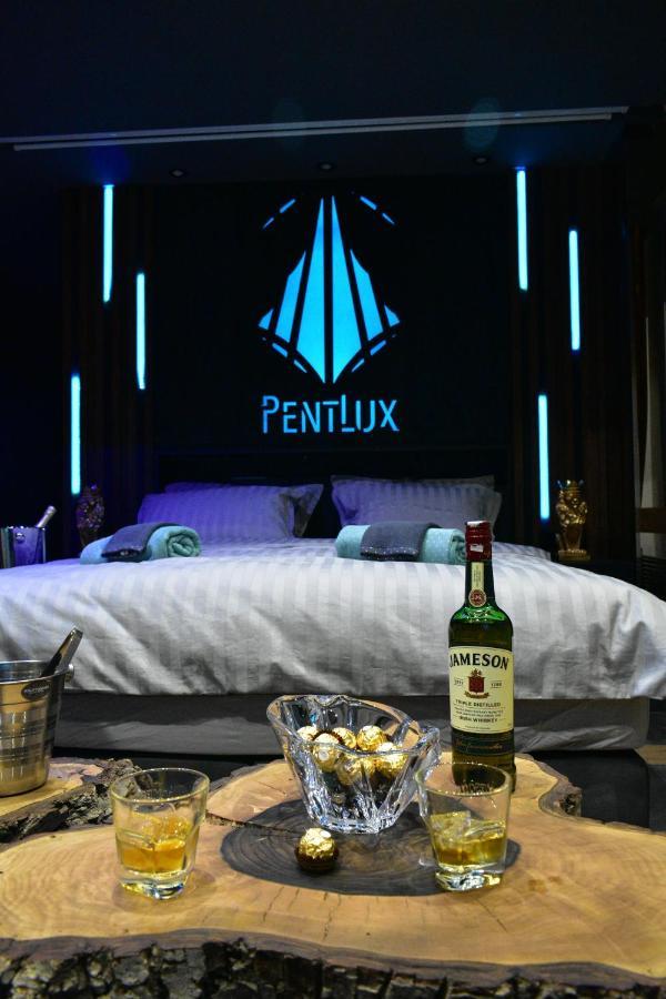 Smart Luxury Penthouse Suites - Private Sauna, Hot-Tub, Home Cinema At The Best Location In スコピエ エクステリア 写真
