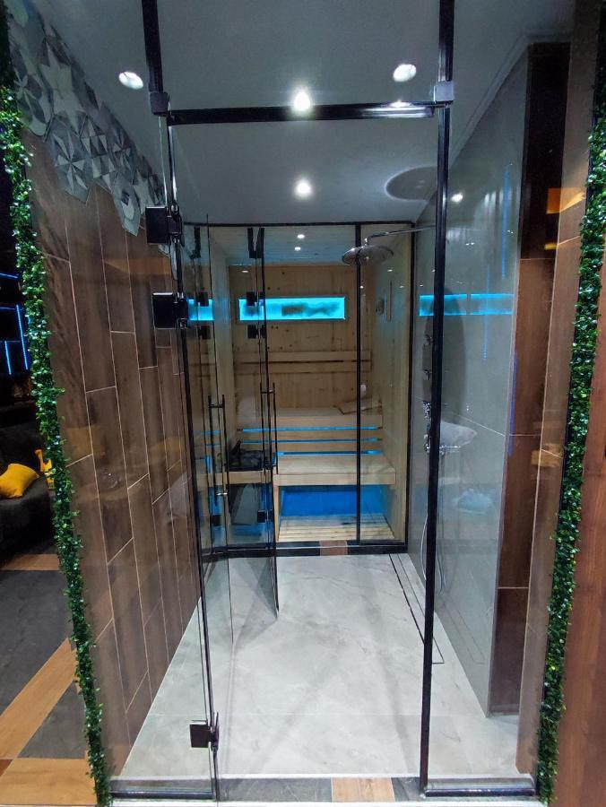 Smart Luxury Penthouse Suites - Private Sauna, Hot-Tub, Home Cinema At The Best Location In スコピエ エクステリア 写真