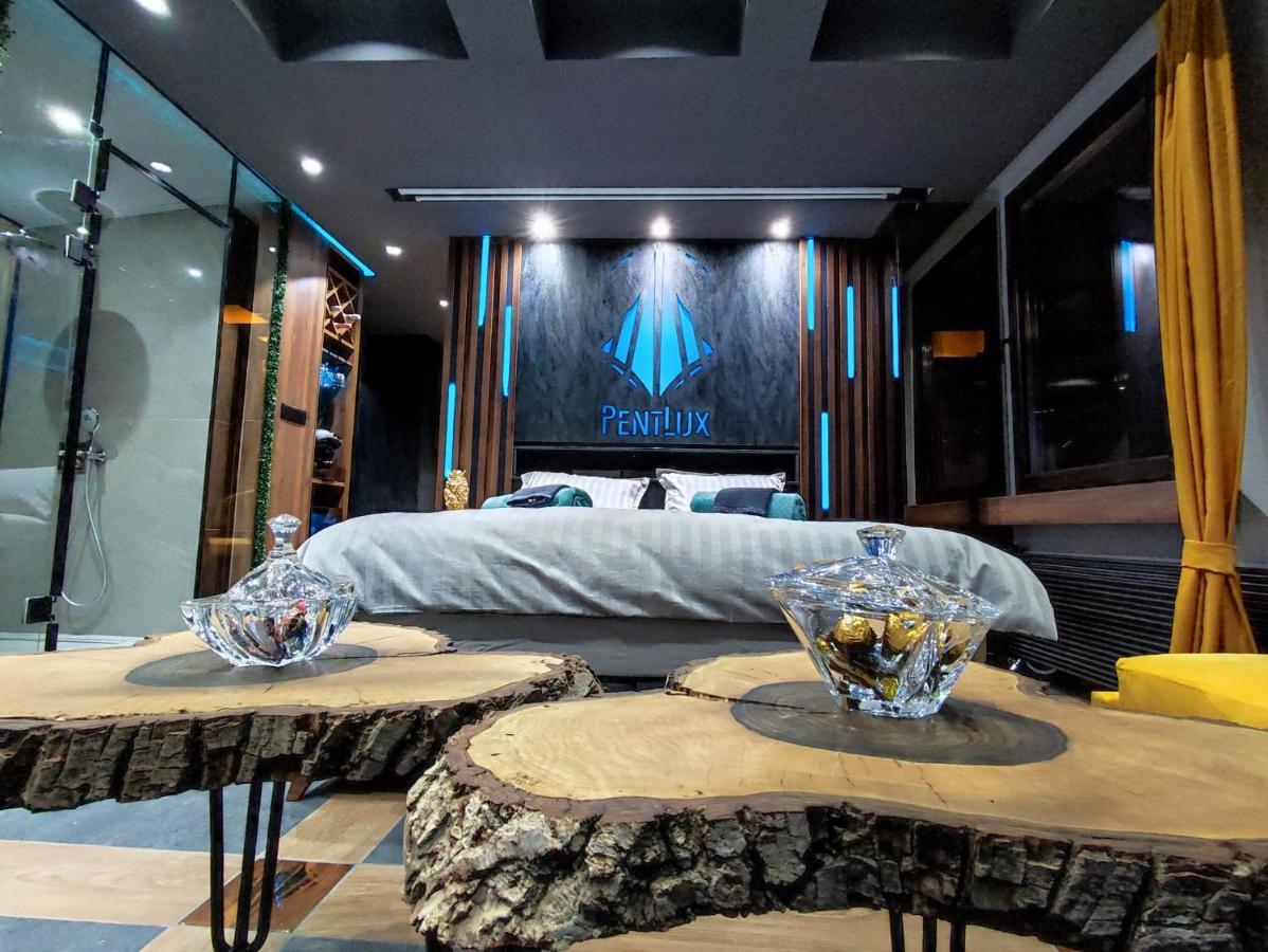 Smart Luxury Penthouse Suites - Private Sauna, Hot-Tub, Home Cinema At The Best Location In スコピエ エクステリア 写真
