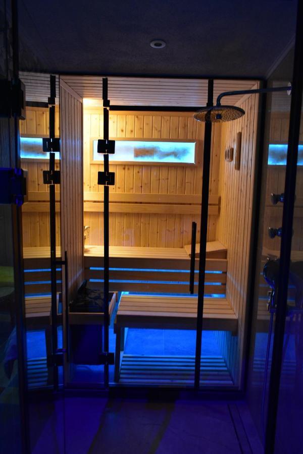 Smart Luxury Penthouse Suites - Private Sauna, Hot-Tub, Home Cinema At The Best Location In スコピエ エクステリア 写真