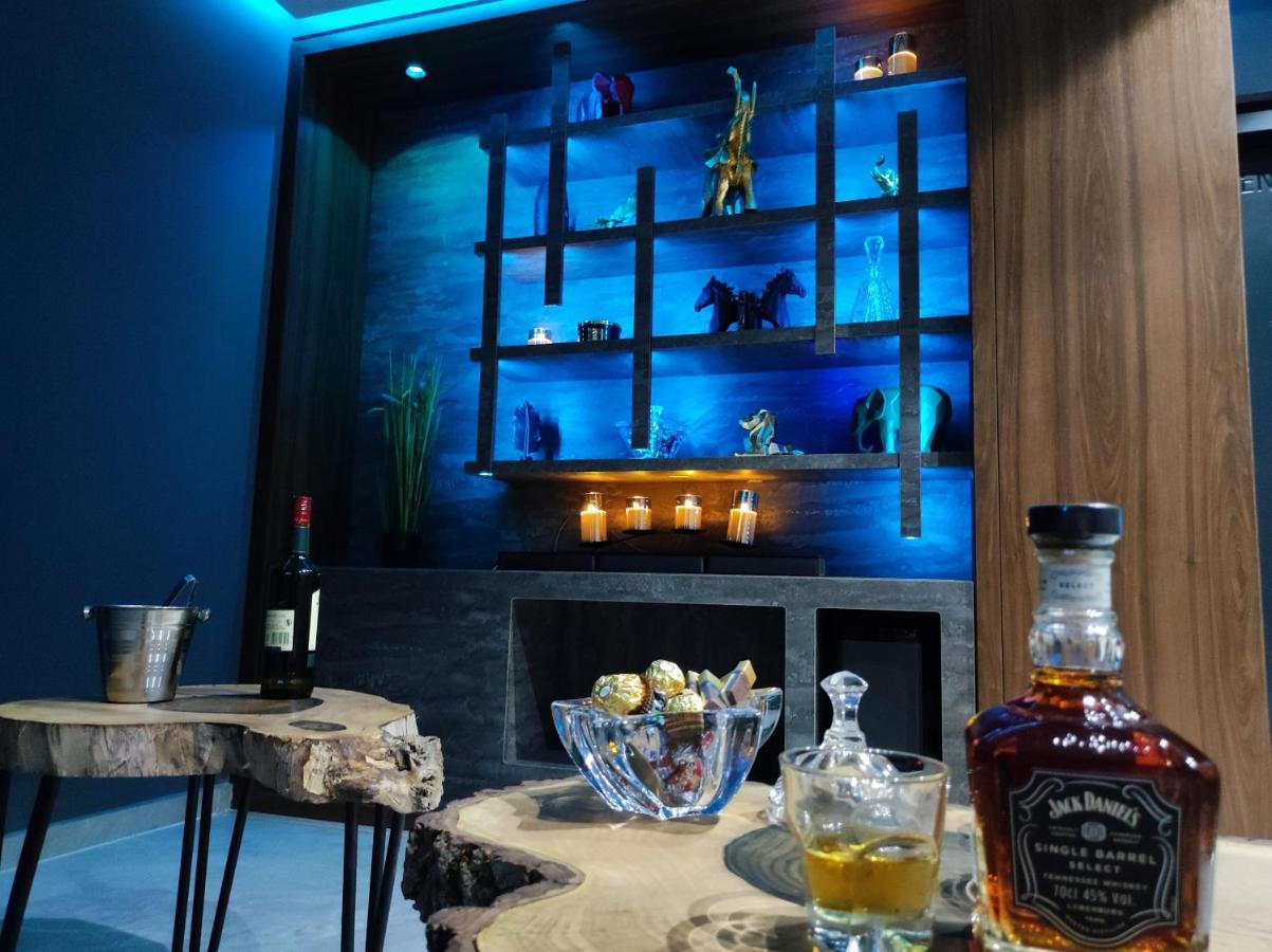 Smart Luxury Penthouse Suites - Private Sauna, Hot-Tub, Home Cinema At The Best Location In スコピエ エクステリア 写真