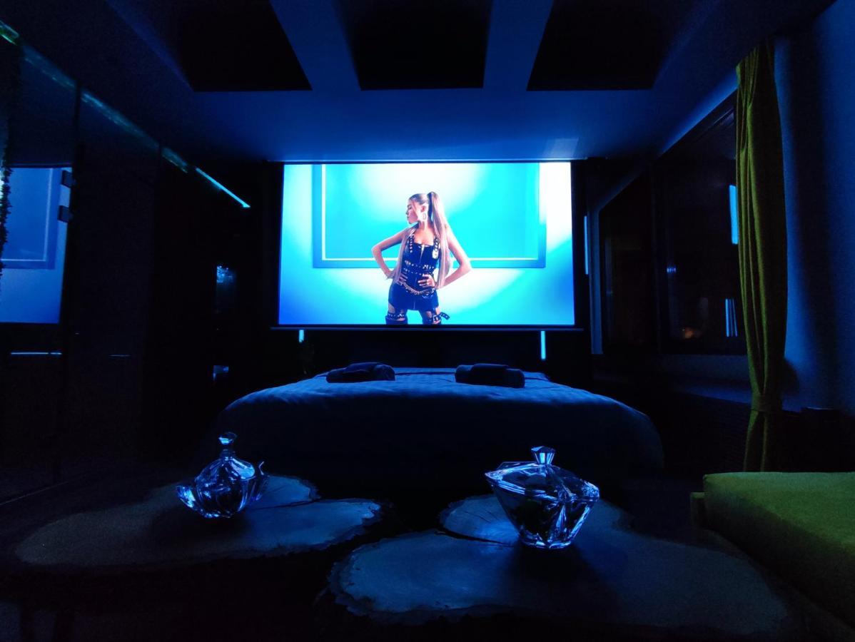 Smart Luxury Penthouse Suites - Private Sauna, Hot-Tub, Home Cinema At The Best Location In スコピエ エクステリア 写真
