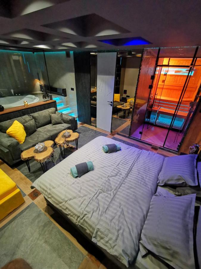 Smart Luxury Penthouse Suites - Private Sauna, Hot-Tub, Home Cinema At The Best Location In スコピエ エクステリア 写真