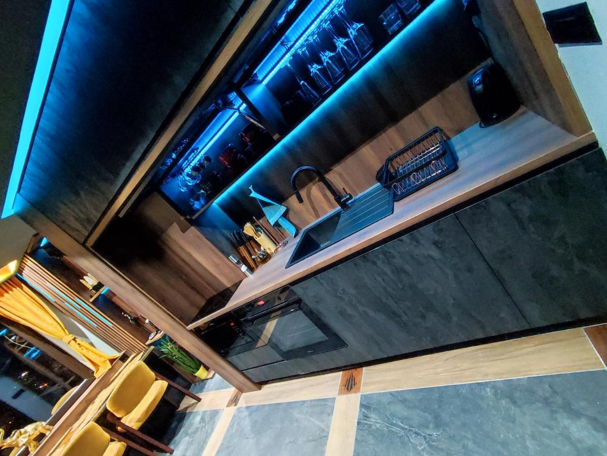 Smart Luxury Penthouse Suites - Private Sauna, Hot-Tub, Home Cinema At The Best Location In スコピエ エクステリア 写真