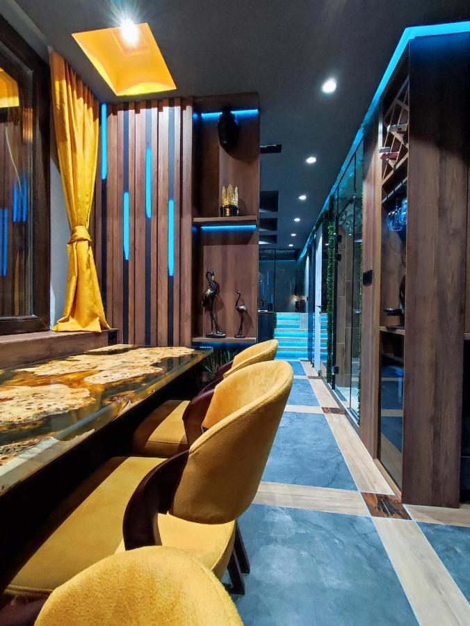 Smart Luxury Penthouse Suites - Private Sauna, Hot-Tub, Home Cinema At The Best Location In スコピエ エクステリア 写真