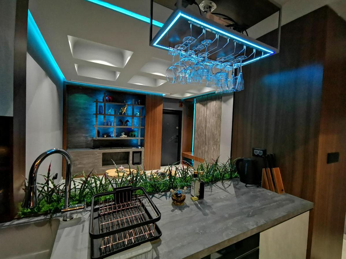 Smart Luxury Penthouse Suites - Private Sauna, Hot-Tub, Home Cinema At The Best Location In スコピエ エクステリア 写真