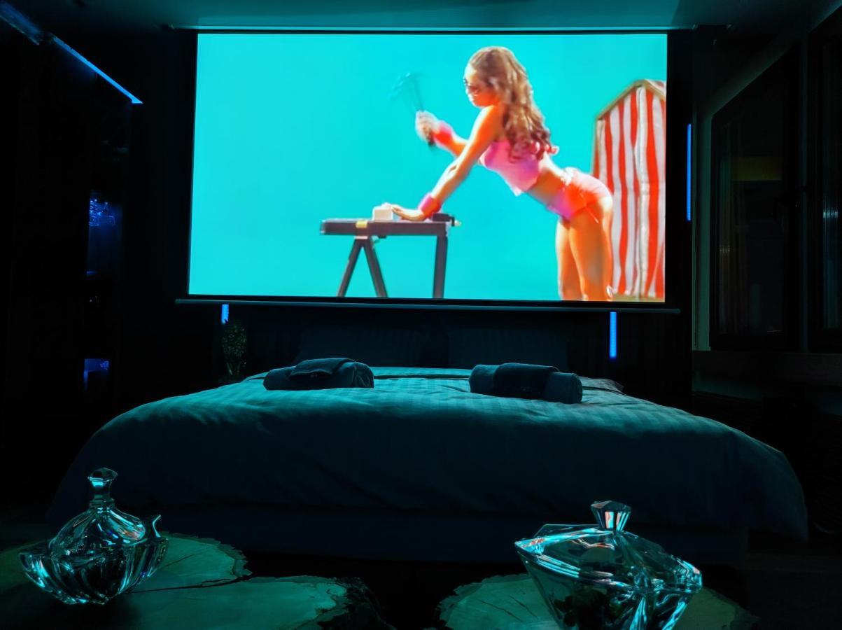 Smart Luxury Penthouse Suites - Private Sauna, Hot-Tub, Home Cinema At The Best Location In スコピエ エクステリア 写真