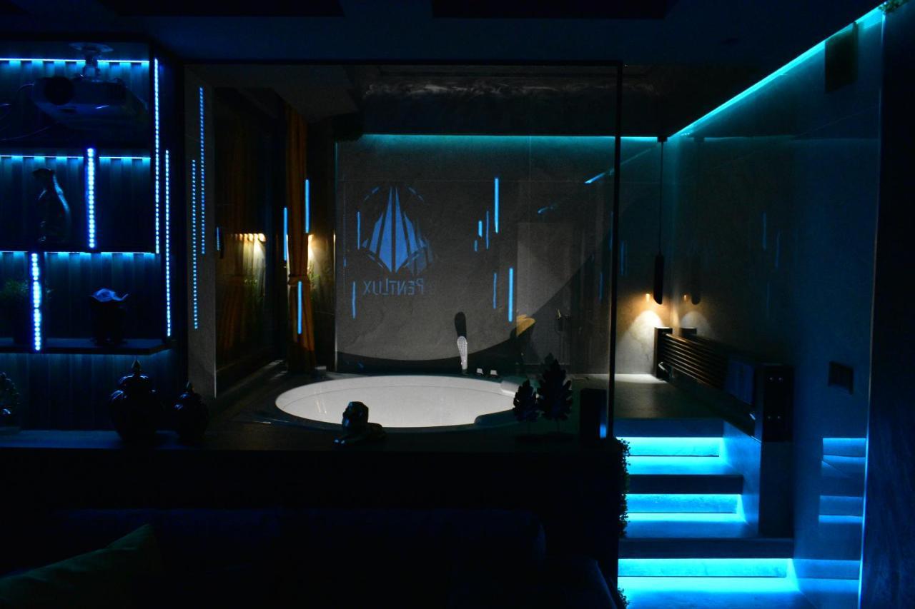 Smart Luxury Penthouse Suites - Private Sauna, Hot-Tub, Home Cinema At The Best Location In スコピエ エクステリア 写真