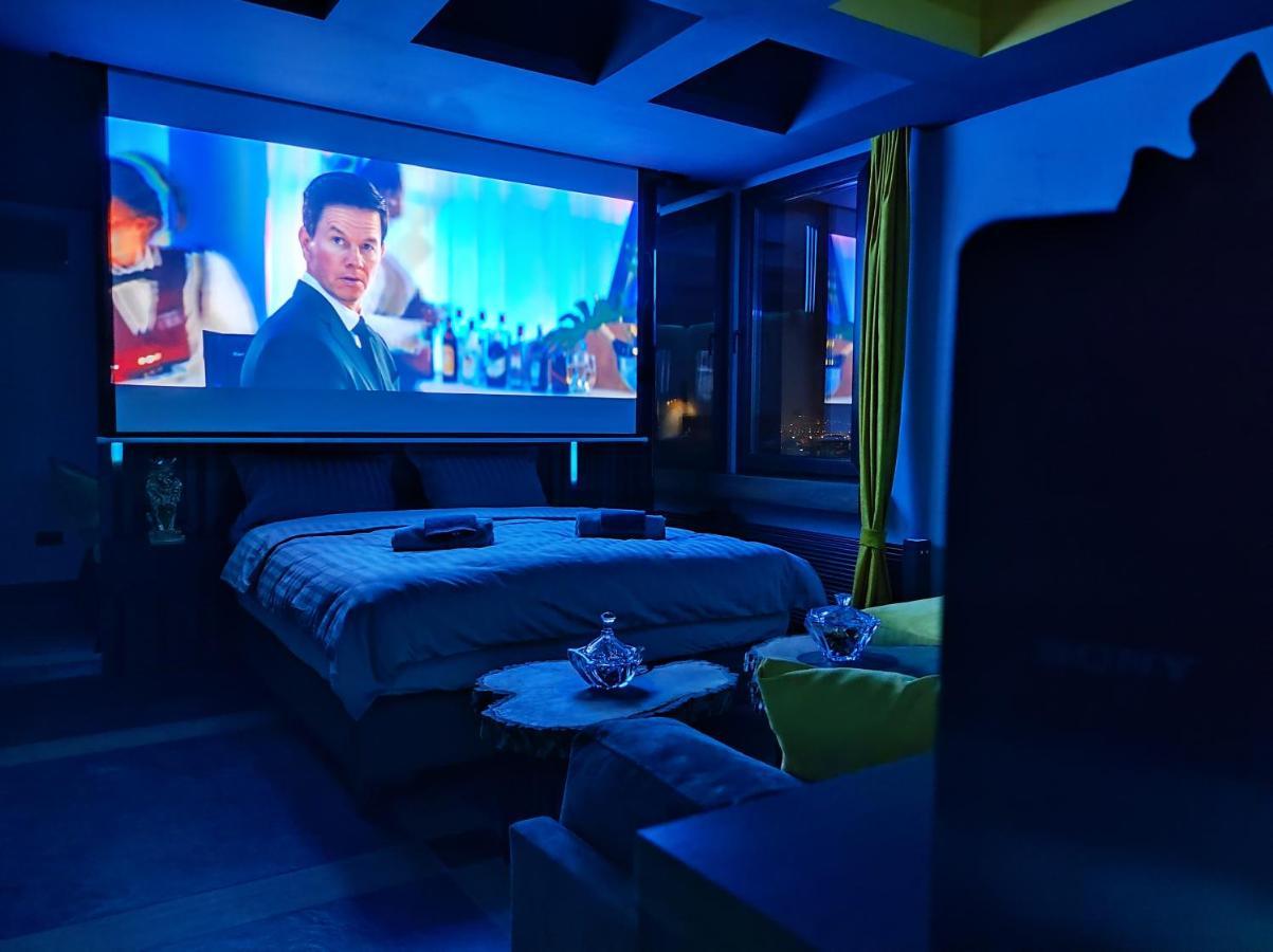 Smart Luxury Penthouse Suites - Private Sauna, Hot-Tub, Home Cinema At The Best Location In スコピエ エクステリア 写真