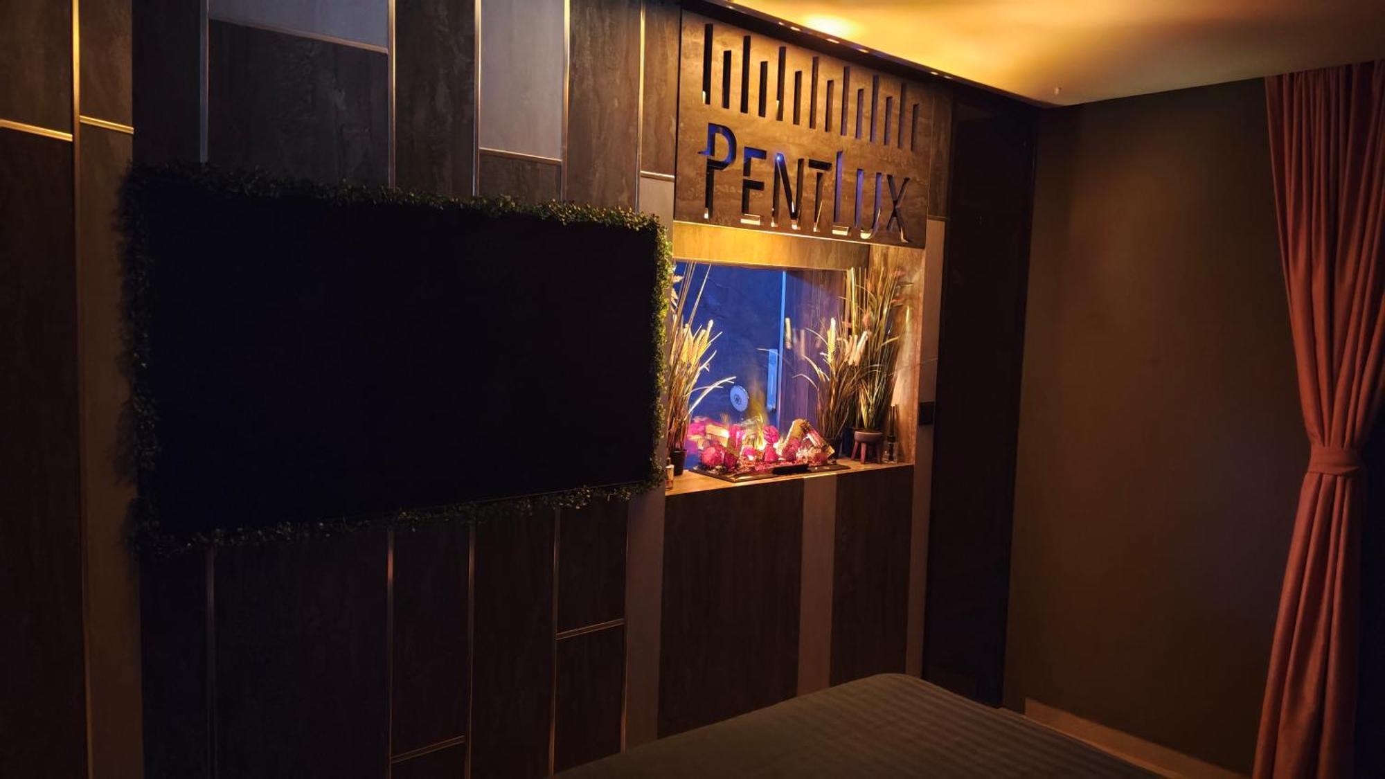 Smart Luxury Penthouse Suites - Private Sauna, Hot-Tub, Home Cinema At The Best Location In スコピエ エクステリア 写真
