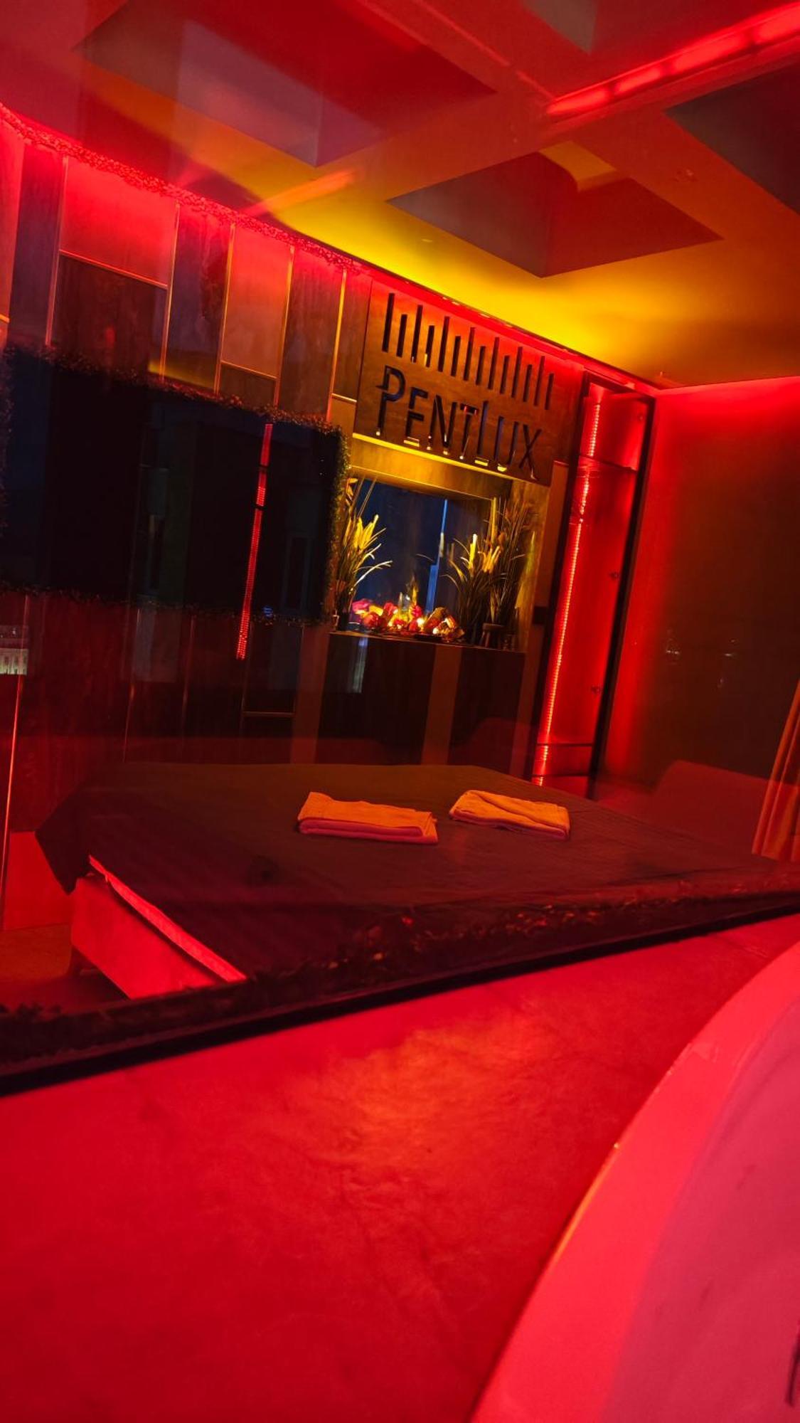 Smart Luxury Penthouse Suites - Private Sauna, Hot-Tub, Home Cinema At The Best Location In スコピエ エクステリア 写真